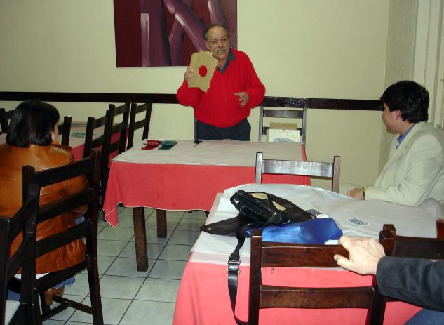 M�gico L�o Truda se apresentando durante a reuni�o na pizzaria