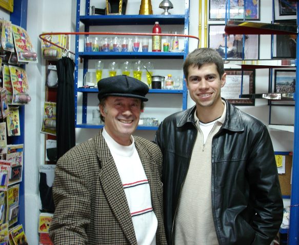 Tio Tony em sua loja com Fabian Rodrigues