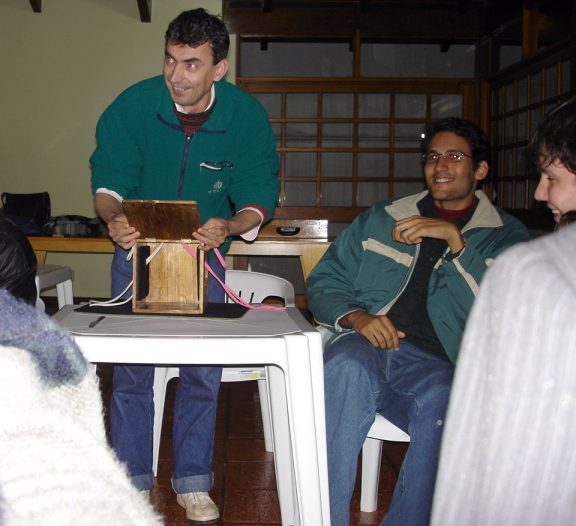 M�gico Eric Chartiot durante o do churrasco de confraterniza��o