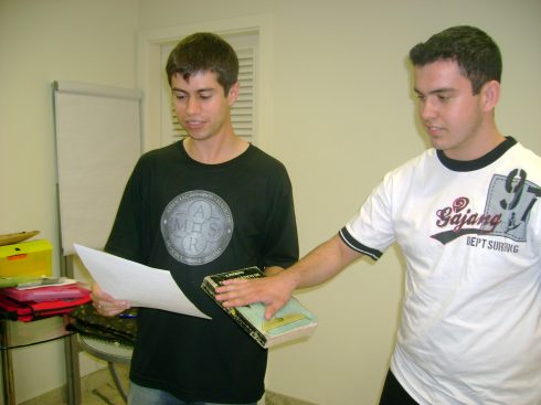 Fabian (esquerda) e William (direita) no juramento como novo scio