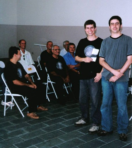 Fazzio (direita) sendo nomeado Diretor de Comunicao da Associao por Fabian Rodrigues (esquerda)