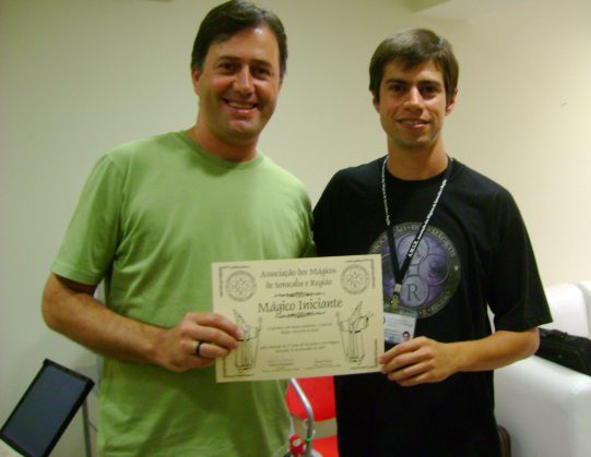 Alexandre Nicola recebendo o certificado do curso "Mgico Iniciante"