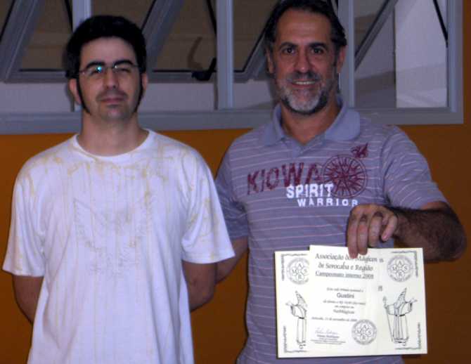 Mgico Gustini recebendo seu certificado de 3 lugar da comeptio de mentalismo
