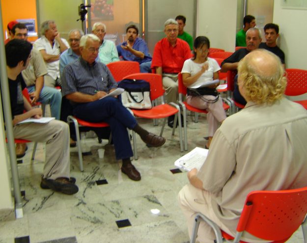 Tato Fischer iniciando sua palestra sobre o assunto