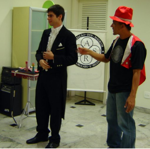 M�gico Fabian Rodrigues e seu pequeno assistente "Jo�ozinho"
